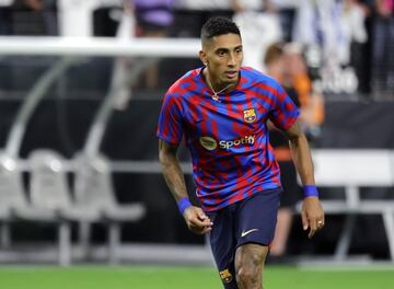 El nuevo fichaje del FC Barcelona ilusiona. Y mucho. Raphinha en su debut contra el Inter de Miami fue un jugador muy el¨¦ctrico, donde marc¨® su primer gol como azulgrana, adem¨¢s de dar dos asistencias a Aubameyang y Ansu Fati. En el Cl¨¢sico se sac¨® de la chistera un aut¨¦ntico golazo con un gran disparo donde el bal¨®n entr¨® por toda la escuadra. No dud¨® en encarar a R¨¹diger. Ante la Juventus volvi¨® a estar presente, y, aunque no marc¨®, fue de los mejores del encuentro. Estrell¨® un lanzamiento de falta contra el palo y aport¨® mucha verticalidad al equipo. Un jugador diferencial. Sum¨® una nueva asistencia en su ¨²ltimo partido para que Demb¨¦l¨¦ estrenara el marcador. El fichaje estrella es, de momento, el jugador procedente del Leeds United.