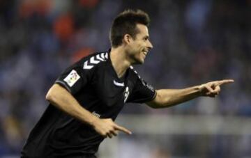 El delantero del Eibar Manu del Moral celebra su gol al RCD Espanyol, durante el partido correspondiente a la decimo séptima jornada de Liga de Primera División 