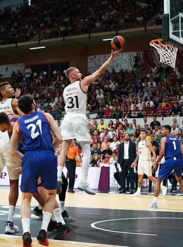 Dzanan Musa intenta dejar una bandeja aprovechando el bloque de Edy Tavares durante la semifinal de la Supercopa Endesa entre el Barça y el Real Madrid.