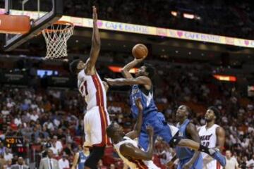 Andrew Wiggins y Luol Deng.