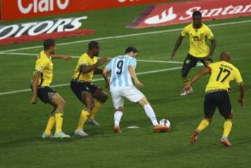 CA110. VIÑA DEL MAR (CHILE), 20/06/2015.- El delantero argentino Gonzalo Higuaín (c) se dispone a disparar a puerta para conseguir el primer gol del partido Argentina-Jamaica, del Grupo B de la Copa América de Chile 2015, en el Estadio Sausalito de Viña del Mar, Chile, hoy 20 de junio de 2015. EFE/Osvaldo Villarroel