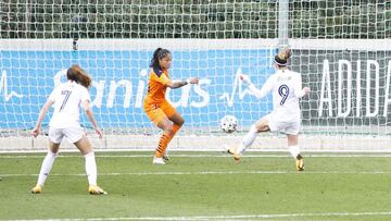 Asllani y Olga Carmona en la jugada del gol de la sueca. 