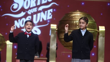 Dos niños del Colegio de San Ildefonso, cantan el tercer premio de la Lotería de Navidad, durante la celebración del Sorteo Extraordinario de la Lotería de Navidad 2025, en el Teatro Real, a 22 de diciembre de 2025, en Madrid (España). El Sorteo Extraordinario de la Lotería de Navidad de 2025 consta de 198 series y cada serie tiene 100.000 billetes. El total de la emisión asciende a 3.960 millones de euros y se destina a premios (70% de la emisión) 2.772 millones de euros. Cada serie distribuye en premios 14 millones de euros y en total se reparten 30.301.920 premios durante un sorteo que tiene una duración aproximada de cuatro horas.
22 DICIEMBRE 2025
Eduardo Parra / Europa Press
22/12/2025