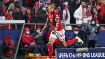  Gilberto Moraes Junior of SL Benfica celebrates after scoring their side&#039;s second goal during the UEFA Champions League group E match between SL Benfica and Dinamo Kiev at Estadio da Luz. 