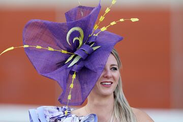 La moda de los sombreros imposibles llega a Dubái