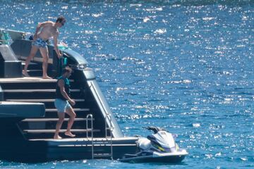 El tenista espa?ol se recupera de su lesi車n abdominal, que le oblig車 a abandonar el Grand Slam brit芍nico, en las aguas de la isla balear a bordo de un barco y rodeado de amigos.
