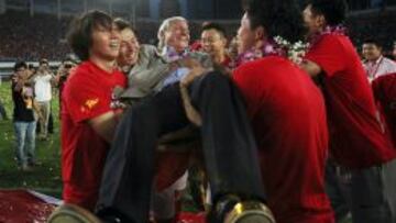 Lippi es manteado por sus jugadores tras proclamarse campe&oacute;n de la Superliga china.