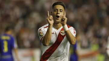 Alex Moreno celebra un gol en el Rayo Vallecano vs C&aacute;diz de la temporada 16/17 en Segunda