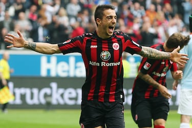 El delantero centro español vistió la camiseta en 33 ocasiones, marcó 14 goles y dio 3 asistencias. 