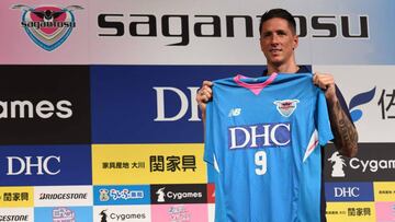 Spanish football star Fernando Torres displays his new jersey during a press conference welcoming him to the J-League club team Sagan Tosu, in Tokyo on July 15, 2018.
The former Liverpool, Chelsea and Spain striker left Atletico Madrid this summer after