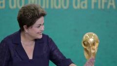 La presidenta de Brasil, al lado de la Copa del Mundo.