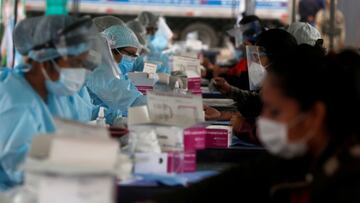 FILE PHOTO: Healthcare workers collect blood samples at a coronavirus disease (COVID-19) testing site in Lima, Peru October 31, 2020. REUTERS/Sebastian Castaneda/File Photo