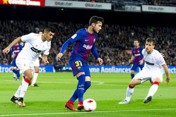 En agosto de 2017 ficha por el filial del Barcelona y en octubre debuta con el primer equipo en Copa del Rey