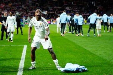 En la celebracin tras la victoria el brasile?o pos sobre el csped su abrigo con el escudo del Real Madrid visible ante los aficionados del Atltico de Madrid.