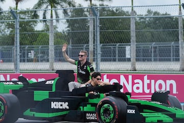 Durante el Gran Premio de Miami 2025, los 20 pilotos de F車rmula 1 desfilaron en r谷plicas a tama?o real de sus monoplazas, construidas con aproximadamente 400.000 piezas de LEGO cada una. Estas versiones el谷ctricas, con neum芍ticos Pirelli reales, alcanzaban hasta 20 km/h y fueron creadas en colaboraci車n con LEGO. El desfile reemplaz車 al tradicional cami車n de presentaci車n, ofreciendo una experiencia m芍s creativa, que gener車 entusiasmo tanto en la pista como entre los espectadores. La iniciativa busca acercar el espect芍culo de la F1 a los fans.