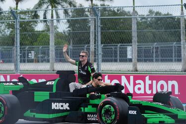 Durante el Gran Premio de Miami 2025, los 20 pilotos de Fórmula 1 desfilaron en réplicas a tamaño real de sus monoplazas, construidas con aproximadamente 400.000 piezas de LEGO cada una. Estas versiones eléctricas, con neumáticos Pirelli reales, alcanzaban hasta 20 km/h y fueron creadas en colaboración con LEGO. El desfile reemplazó al tradicional camión de presentación, ofreciendo una experiencia más creativa, que generó entusiasmo tanto en la pista como entre los espectadores. La iniciativa busca acercar el espectáculo de la F1 a los fans.