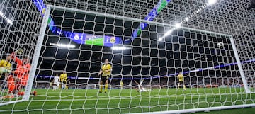 3-2. Lucas Vázquez penetra en el área del Dortmund y saca un tremendo latigazo para mandar el balón al fondo de la portería de Gregor Kobel.