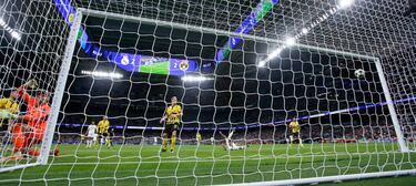 3-2. Lucas Vázquez penetra en el área del Dortmund y saca un tremendo latigazo para mandar el balón al fondo de la portería de Gregor Kobel.