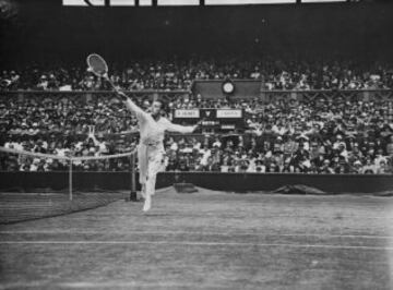 Henri Cochet en acción durante el torneo de Wimbledon 1925.
