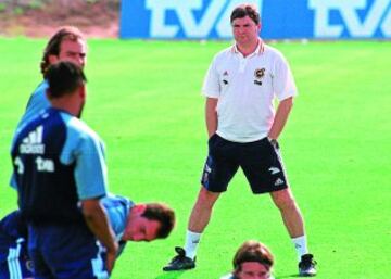 Camacho tomó las riendas de una selección muy tocada anímicamente desde el Mundial. Ganó todos los partidos de la fase de grupos.