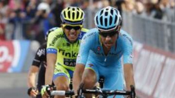 Alberto Contador sigue a Fabio Aru durante el pasado Giro.