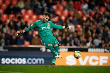 Llegó cedido en la temporada 2025‑26. Se convirtió en portero titular en Liga hasta sufrir una lesión, sumando minutos y continuidad en su primer curso en Mestalla.