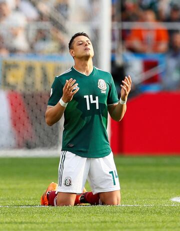 Chicharito reza antes del partido.