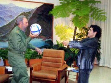 Fidel Castro y Diego Maradona jugando durante entrevista del argentino al dirigente cubano.