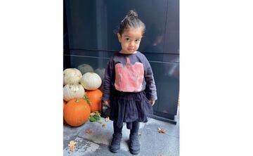 La hija de Júlia Vigas y Thiago Alcántara ha ido así de 'cool' esta mañana al colegio. Con una sudadera de calabaza que hacía juego con la decoración de su casa. 