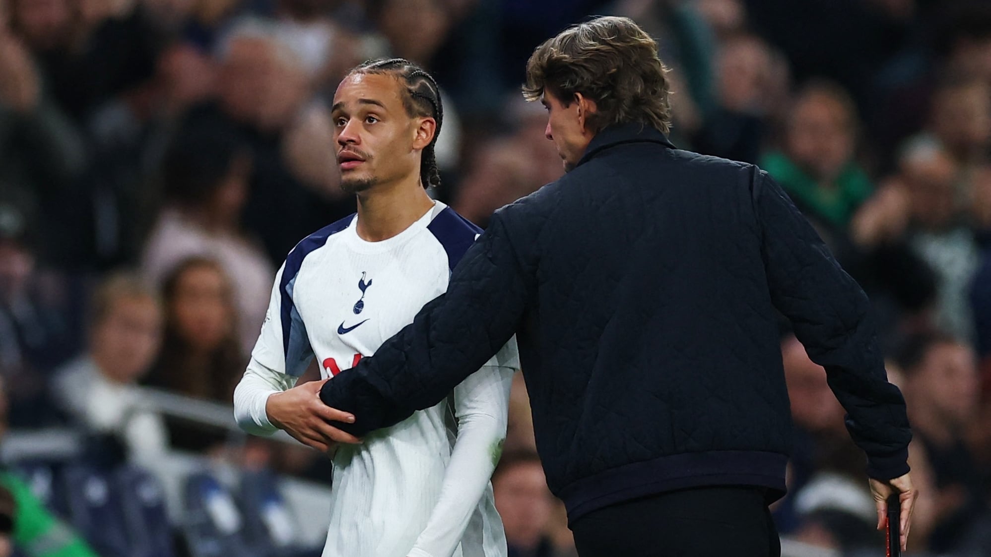 Simons afea una fiesta de Puskas