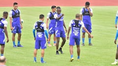 AME3402. SAN PEDRO SULA (HONDURAS), 13/06/2019.- El jugador Alberth Elis (c) de la selecci&oacute;n de f&uacute;tbol de Honduras participa este jueves en un entrenamiento con su equipo en San Pedro Sula (Honduras). Honduras se prepara para enfrentar a Jamaica en Kingston el pr&oacute;ximo 17 de junio durante la Copa Oro de este a&ntilde;o. EFE/Jos&eacute; Valle