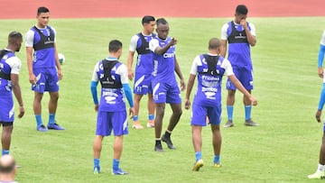 AME3402. SAN PEDRO SULA (HONDURAS), 13/06/2019.- El jugador Alberth Elis (c) de la selecci&oacute;n de f&uacute;tbol de Honduras participa este jueves en un entrenamiento con su equipo en San Pedro Sula (Honduras). Honduras se prepara para enfrentar a Jamaica en Kingston el pr&oacute;ximo 17 de junio durante la Copa Oro de este a&ntilde;o. EFE/Jos&eacute; Valle