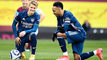 Pierre-Emerick Aubameyang junto a Marin Odegaard, en un entrenamiento del Arsenal. 