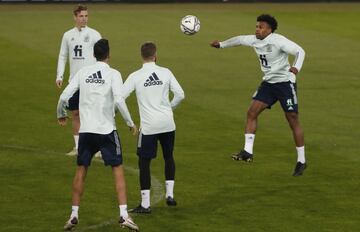 Dani Olmo y Adama Traoré.