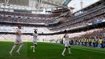 Soccer Football - LaLiga - Real Madrid v RCD Mallorca - Santiago Bernabeu, Madrid, Spain - September 11, 2022 Real Madrid's Rodrygo celebrates scoring their third goal with Vinicius Junior and Federico Valverde REUTERS/Susana Vera