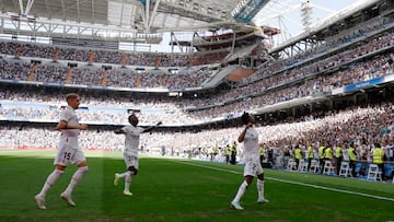 Soccer Football - LaLiga - Real Madrid v RCD Mallorca - Santiago Bernabeu, Madrid, Spain - September 11, 2022 Real Madrid's Rodrygo celebrates scoring their third goal with Vinicius Junior and Federico Valverde REUTERS/Susana Vera