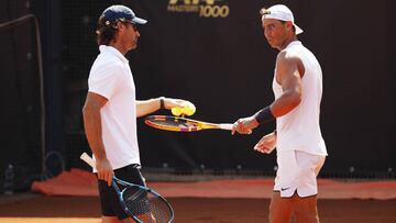 Rafa Nadal habla con Carlos Moya durante un entrenamiento previo a su debut en el Internazionali BNL D&#039;Italia en el Foro Italico de Roma.