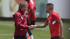 Football Soccer - Peru&#039;s national soccer team training - World Cup 2018 Qualifiers - Lima, Peru -  October 1, 2017. Peru&#039;s national soccer team coach Ricardo Gareca shakes hand with national soccer team player Paolo Guerrero during a training se