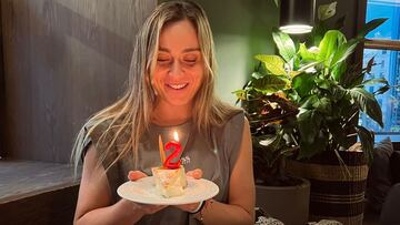 La tenista española Paula Badosa sopla una vela con el número dos para celebrar su ascenso por primera vez al número 2 del ranking de la WTA.