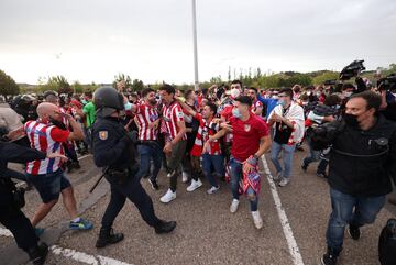 Los jugadores del Atlético de Madrid salen al exterior de Zorrilla para celebrar el título de Liga con los seguidores que se habían desplazado 