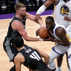 Did Draymond Green stomp Domantas Sabonis on purpose?