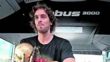 <b>BALÓN Y TROFEO. </b>Pau Gasol, ya en Madrid, con el galardón de MVP del Eurobasket.