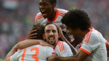 Ribery, felicitado por sus compa&ntilde;eros.