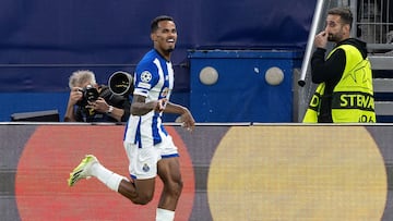 FC Porto's Brazilian midfielder #13 Wenderson Galeno celebrates scoring the opening goal during the UEFA Champions League Group H football match Shakhtar Donetsk v FC Porto at the Volkspark Stadium in Hamburg, northern Germany on September 19, 2023. (Photo by Axel Heimken / AFP)