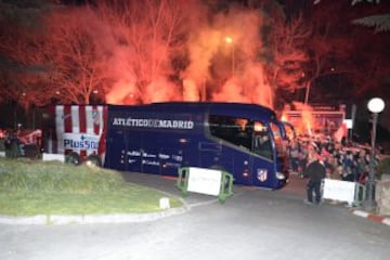 Los seguidores del Atlético acudieron al hotel de concentración para animar a su equipo antes del partido de Champions.