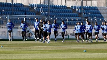 Los jugadores del Real Madrid, durante el entrenamiento de este viernes.