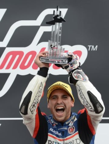 El francés Alexis Masbou en el podio celebrando su victoria  en la carrera de Moto3 del Gran Premio de la República Checa 