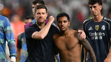 Xabi Alonso y Rodrygo, del Real Madrid.
