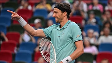 Arthur Rinderknech celebra su victoria contra Felix Auger-Aliassime en el Shanghai Masters.