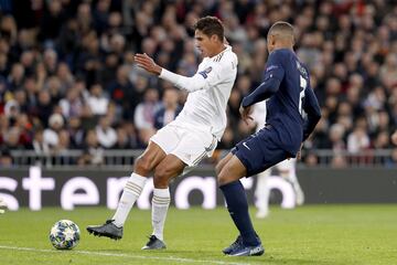 2-1. Thibaut Courtois y Rapahel Varane en la jugada del primer gol de Kylian Mbapp¨¦.